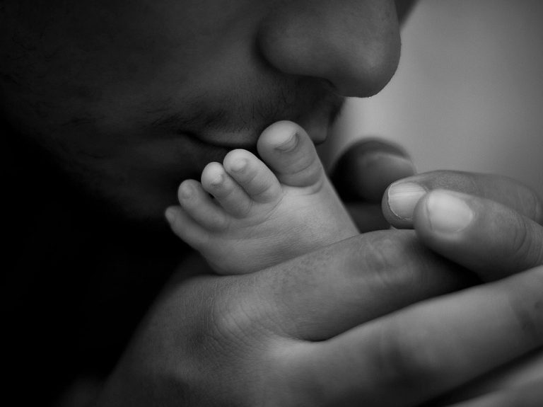 Consejos para padres solteros, ilustrado con un padre y su hijo mirando juntos hacia el horizonte.